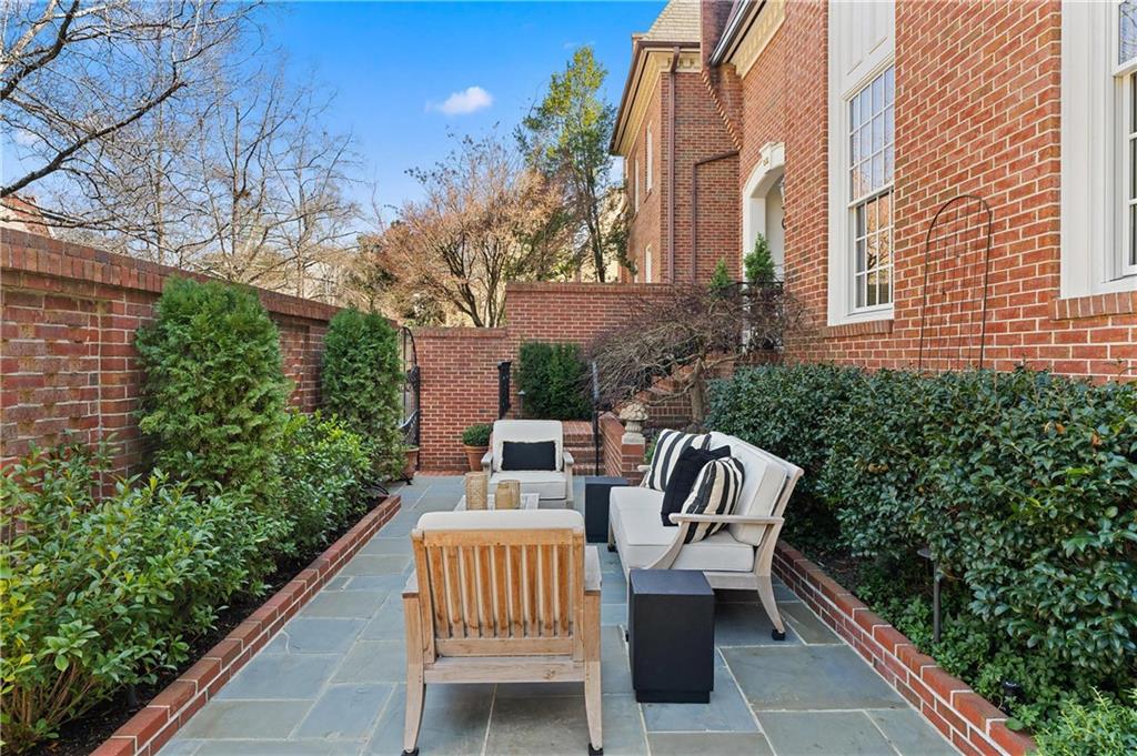 601 Townsend Pl Atlanta, GA 30327