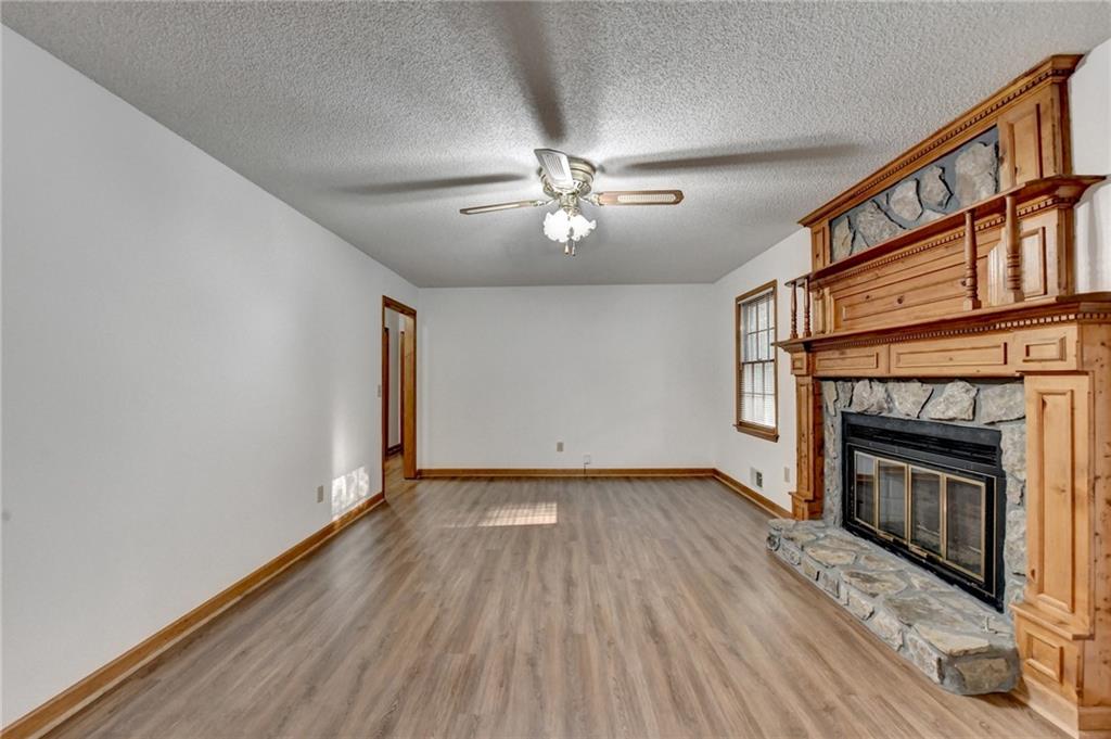 214 Vly Brk Dr Woodstock, GA 30188