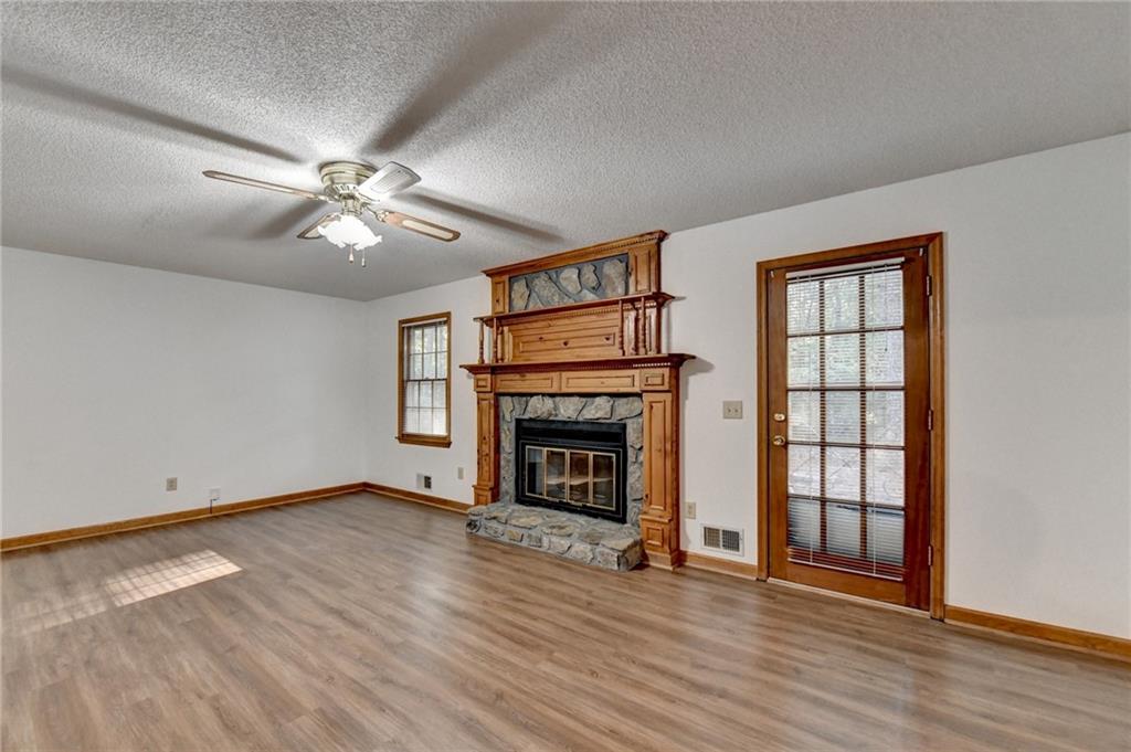 214 Vly Brk Dr Woodstock, GA 30188