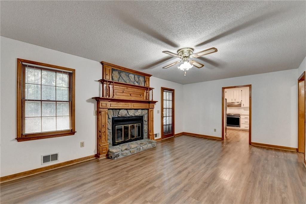 214 Vly Brk Dr Woodstock, GA 30188