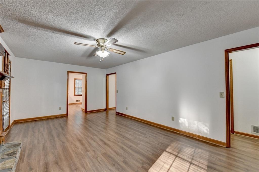 214 Vly Brk Dr Woodstock, GA 30188